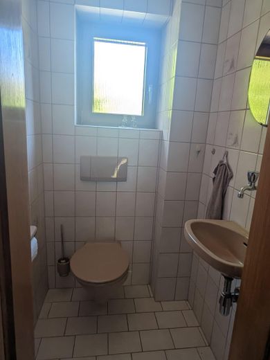 Einfamilienhaus mit Einliegerwohnung und idyllischem Garten in toller Lage, provisionsfrei – WC EG