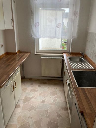 Gemütliche 3-Zimmer mit Laminat, Wannenbad und Einbauküche in guter Lage! – PHOTO-2022-12-09-11-09-36