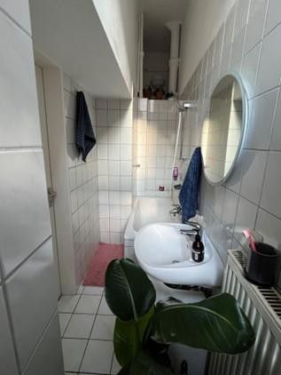 Sehr gut geschnittene Altbauwohnung in der Nähe vom Main und Baseler Platz – Badzimmer
