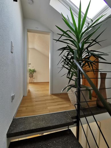Moderna casa a schiera d’angolo con impianto fotovoltaico, pompa di calore e smart home a Flein – Photo 10