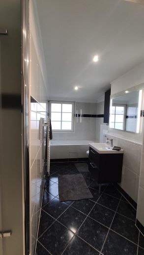 (provisions- u. bezugsfrei) Traumhafte, renovierte 4 Zimmer-Wohnung mit großer Dachterrasse – Wannenbad mit Dusche