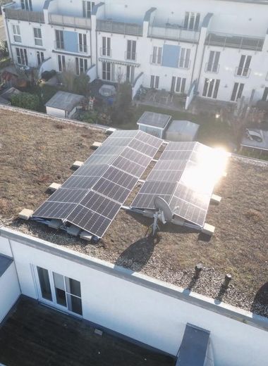 PV-Anlage, Speicher, Wallbox und Dachterrasse वाले आधुनिक पारिवारिक घर – फोटो 30