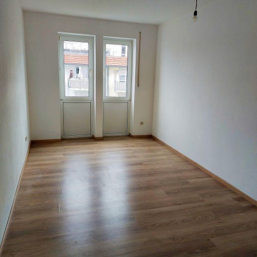 Tolle 2-Zimmer-Wohnung mit neuer Einbauküche, renov. Bad und Fußbodenheizung – Schlafzimmer