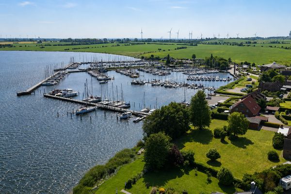 Terreno edificabile di 721 m² – in prima linea sul mare, sul Fehmarnsund, porto turistico a vista
