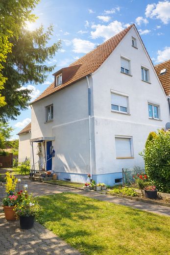 Einfamilienhaus - Romantischer Altbau mit Stil und großem eingewachsenem Garten zum Selbstausbau – Vorderansicht 