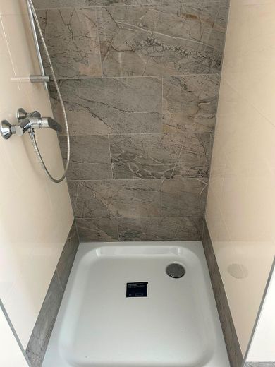 Pierwsze zasiedlenie po remoncie – Umeblowany pokój w mieszkaniu współdzielonym premium dla kobiet we Frankfurcie-Eschersheim – Bad 1 Dusche