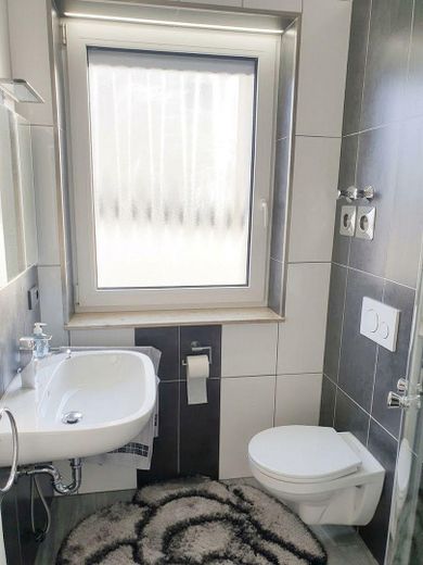127 m² PRIVATES WOHNEN MIT EIGENEM POOL & GARTEN – 2 GARAGEN + 1.920 € KALTMIETEINNAHMEN – Hochparterre Gästebad