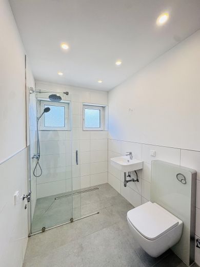 Provisionsfrei: Modernisierte 3-Zimmer-Wohnung mit 2 Balkonen, saniertem Bad und Hobbyraum – Badezimmer