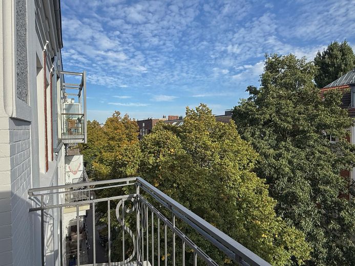 Freie Winterhuder Altbauwohnung in der Endetage – vom Balkon 