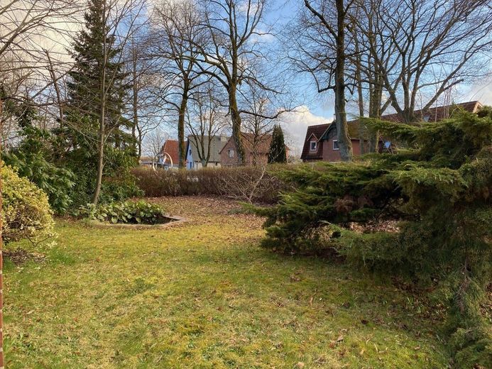 *Grundstück mit Altbestand, ideal zur Bebauung mit einem großen EFH, oder einem Zweifamilienhaus !!!* – Vorgarten