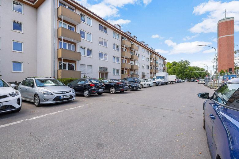 Provisionsfrei & Kernsaniert vom Architekten - 2 Zimmer, Loggia und EBK – Ruhige Seitenstraße