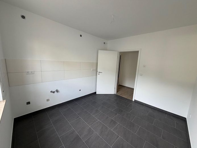 Newly renovated & quietly located – 3 rooms with balcony and lovely views – Küche