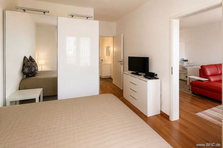 elegante 2-Zi.-Wohnung mit großem Balkon - möbliert vermietet nähe Spittelmarkt – Schlafzimmer