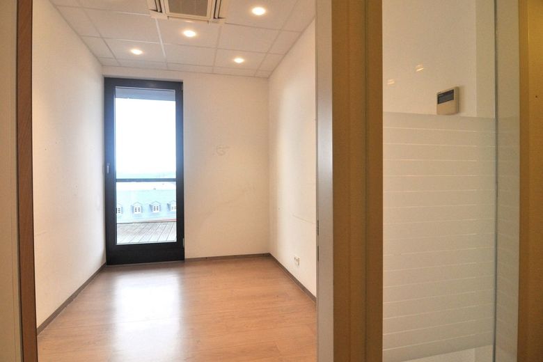 Praxis- oder Bürofläche mit Penthouse-Feeling im modernen Ärztehaus – Besprechung
