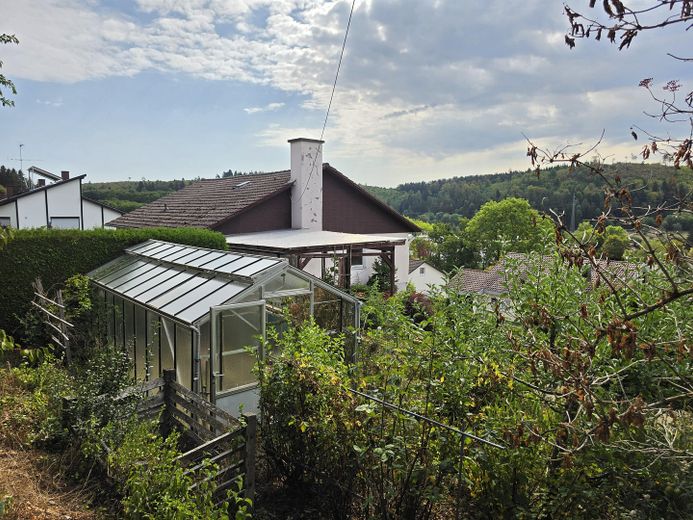 Provisionsfrei: Großzügiges Einfamilienhaus in ruhiger Aussichtslage mit teilbarem Großgrundstück – Weitblick am Hang