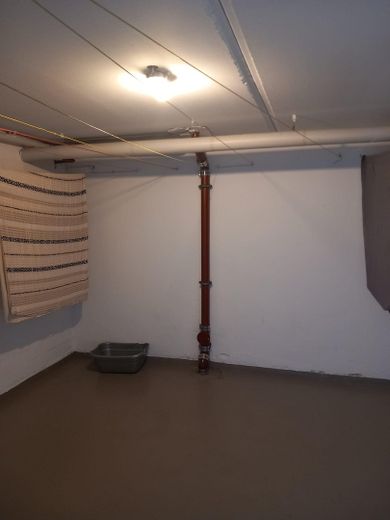 Appartamento di 3 locali appena ristrutturato con vista sul Deister, balcone, cucina componibile e ascensore a Berenbostel – Wäschekeller