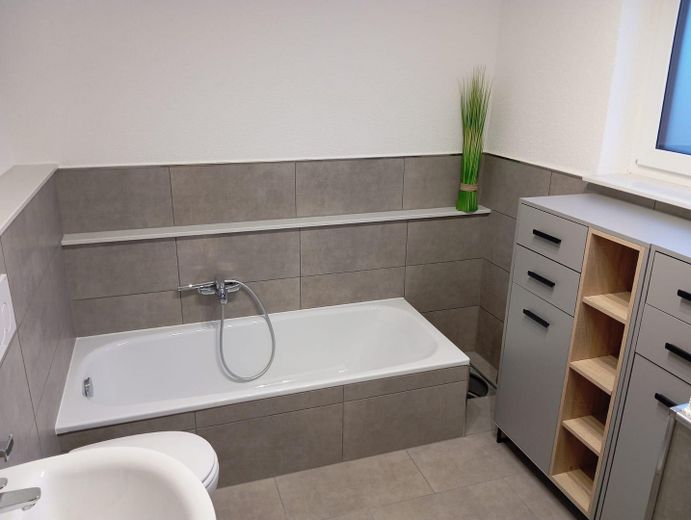 Möblierte 2-Zimmer-Neubauwohnung, Terasse, PKW-Stellplatz – Badezimmer