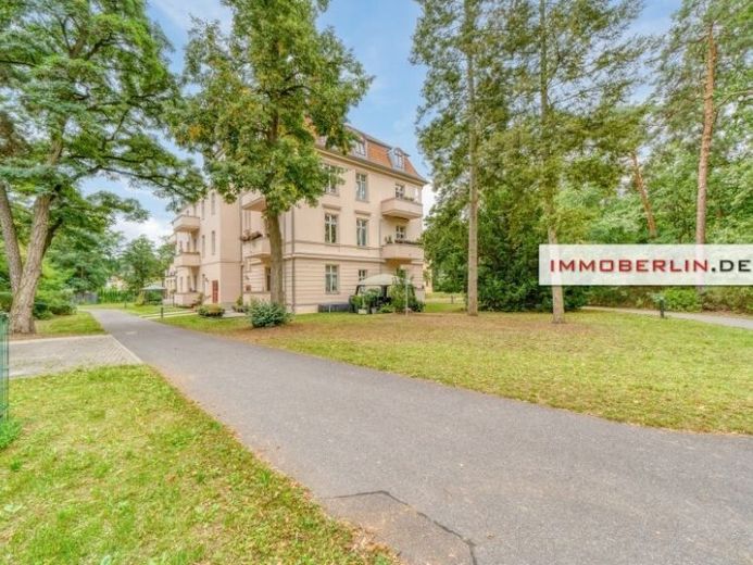 IMMOBERLIN.DE - Charming Period Apartment with Balconies & Lift in an Idyllic Location – Photo 1