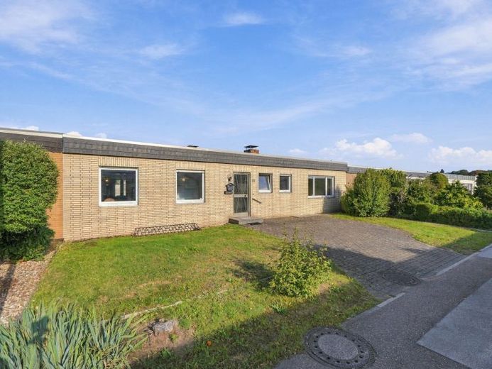 Bungalow voll unterkellert mit 2 Garagen in bester Lage von Delhoven zu verkaufen – Foto 1