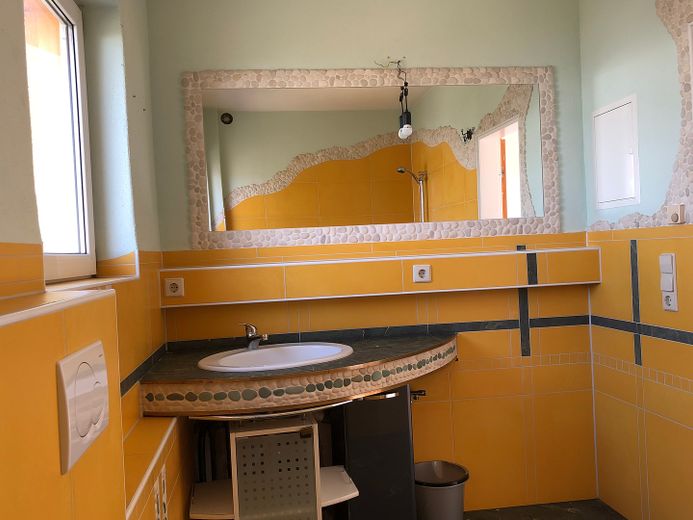 Büro(Wohnung), Werkstatt, Atelier, Ausstellungs/-Produktionshalle mit großem Grundstück – Bad