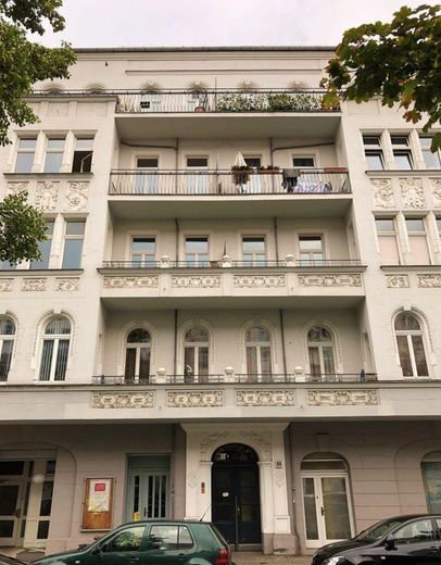 Provisionsfrei: 111 m² Altbau-Kapitalanlage mit 2 Südbalkonen, Helmholtz-Kiez Prenzlauer Berg – Haussicht von unten