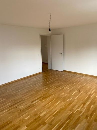 Appartement de 3 pièces spacieux et modernisé avec un haut niveau de qualité, avec 2 balcons, cuisine équipée et garage – Photo 4