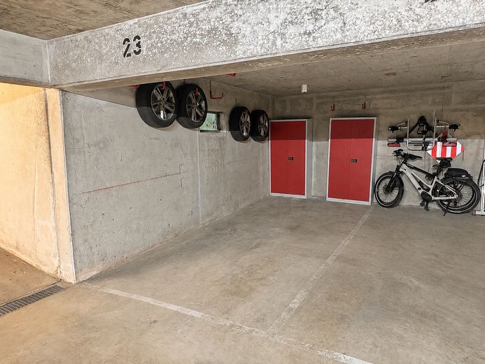 Disponibile subito e senza commissioni: curato appartamento di 3 locali con balcone esposto a sud-ovest e posto auto interrato – Tiefgarage 