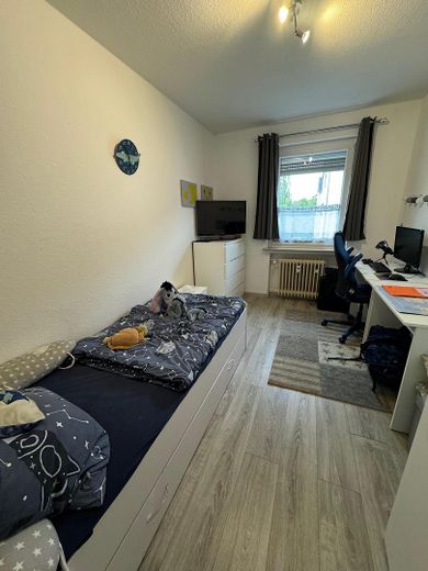Schöne 4 Zimmer Wohnung mit Garage – Zimmer 1