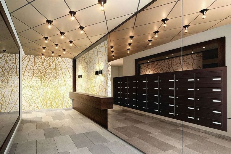 Posizione eccellente! Appartamento di 3 locali con balcone e posto auto in autorimessa sotterranea a Berlin Mitte – Lobby