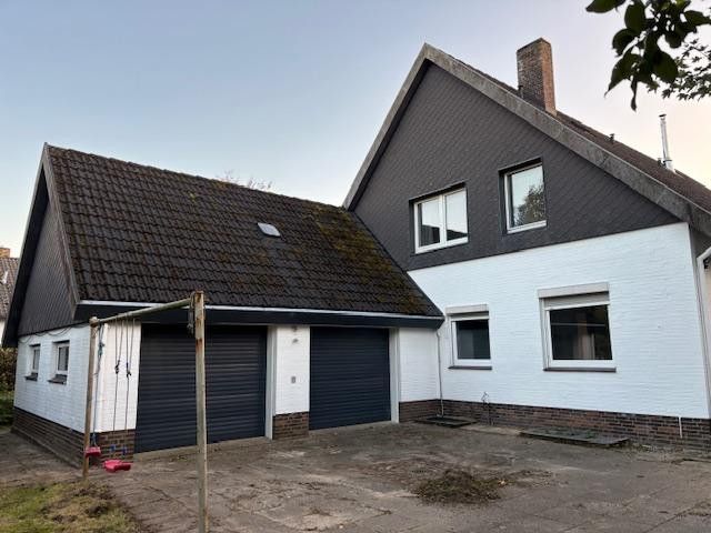 Großzügiges Zweifamilienhaus mit Solaranlage, Wintergarten & großem Grundstück in Neuberend – Ansicht Doppelgarage