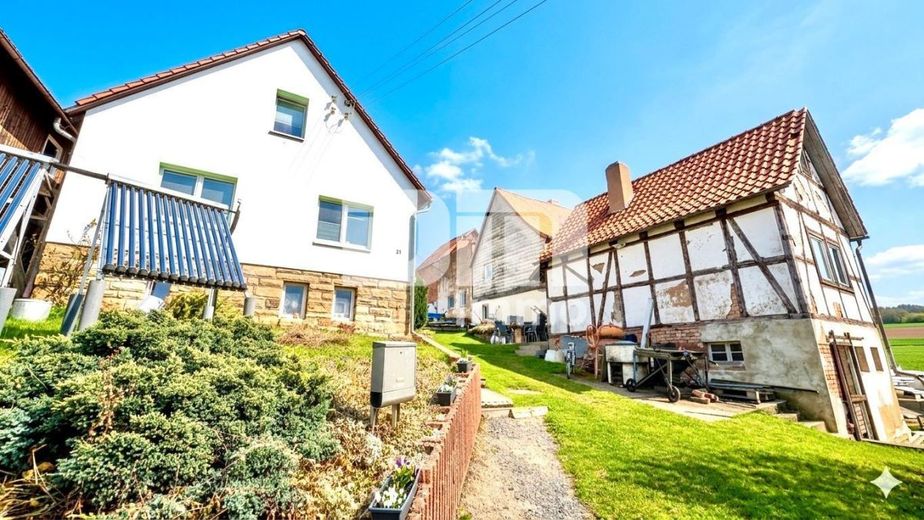 Charmanter Wohntraum mit Tradition und Moderne auf großem Grundstück – Frontansicht + Nebengebäude