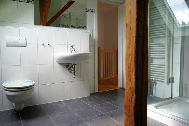 Charme historique. Confort de vie moderne. Un chez-soi avec du caractère. – Badezimmer2,Dachgeschoß