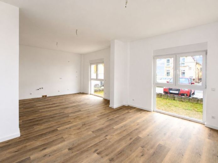 Kernsaniert auf Neubauniveau: Barrierefreie 4-Zimmer-Erdgeschosswohnung mit Terrasse und Stellplatz – फोटो 1