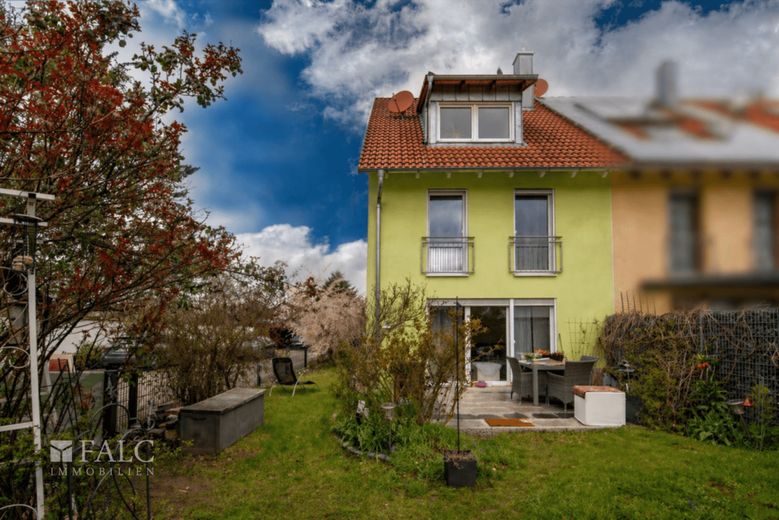 Reiheneckhaus der Extraklasse - durchdacht, hochwertig &amp; energieeffizient – Gartenansicht