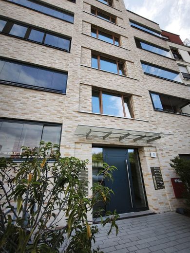 Droomachtig 2-kamerappartement op perfecte locatie voor de beurs: eersteklas verbindingen in het hart van Frankfurt – Foto 1