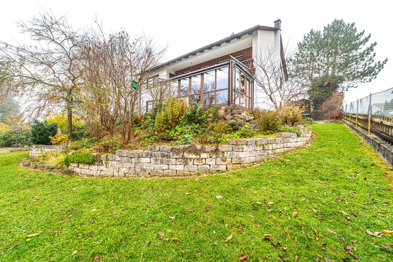 Zweifamilienhaus in Massivbau mit großem Garten in ruhiger Lage – Aussenansicht