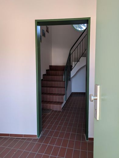 Wyjątkowe mieszkanie 1,5-pokojowe z działką ogrodową przy murach miejskich w centrum Greifswaldu – Treppenhaus