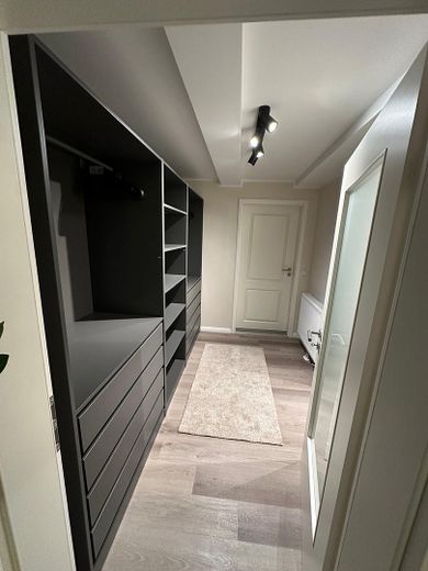 Fully furnished 3-room KfW apartment with kitchen & balcony in a prime location in Wiesbaden Mitte – Walk in Kleiderschrank