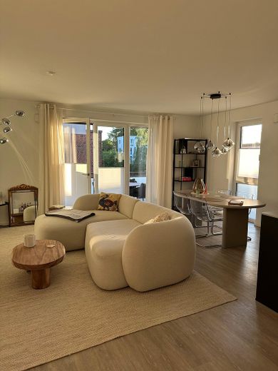 Traumwohnung mit exklusiver Einbauküche und großzügigem Balkon. – Wohnzimmer