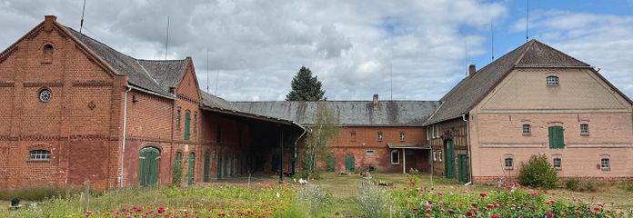 Historic three-sided farmstead with planning permission for residential use & guest accommodation along the Green Belt – Hofansicht vom Garten aus