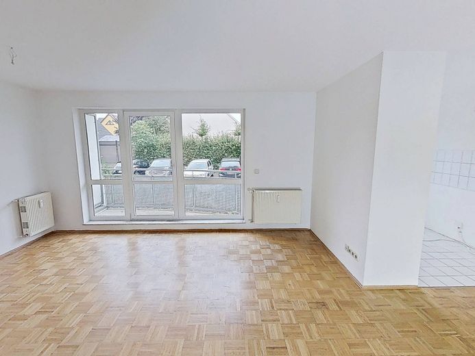 Grün, ruhig, stadtnah: 2-Zimmer-Wohnung in Rostock – Ansicht I: Wohnzimmer mit Zug…