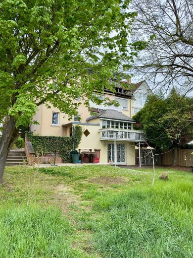 Voll ausgestattete helle Wohnung & Parkplatz im Souterrain mit Whirlpool & Garten – Aussenansicht