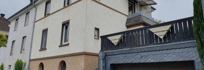 Attractive semi-detached house with two residential units and a large garden – Hausansicht