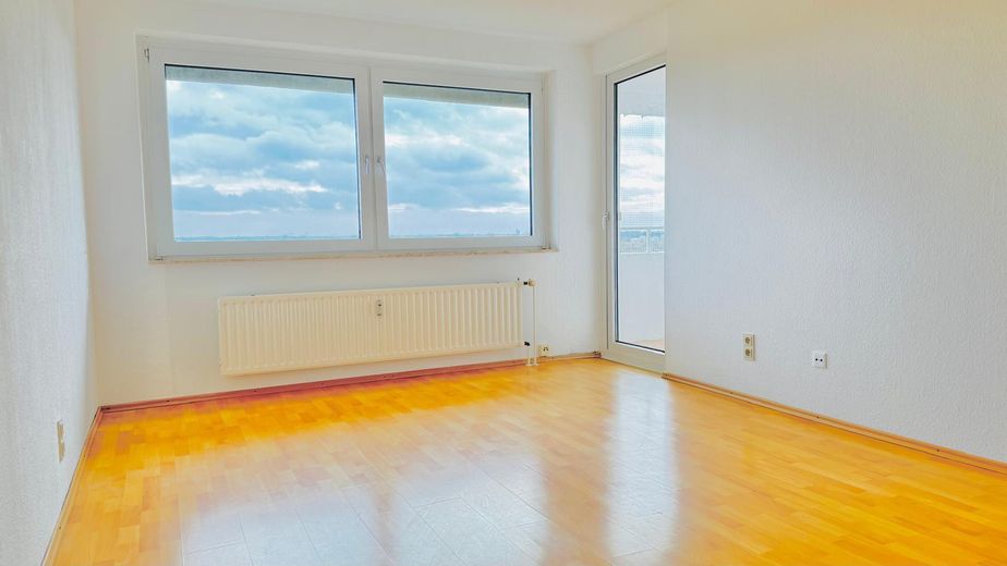 Helle 2-Zimmer-Wohnung mit Südbalkon, Weitblick und TG nahe MHH – Balkontür Wohnzimmer