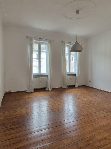 Mehrfamilienhaus, Dreifamilienhaus mit Loft Charakter u. Dachterrasse in Krefeld – Wohnzimmer Wohnung 2