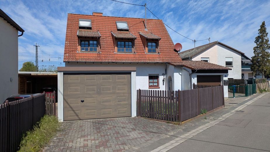 Gepflegtes Zweifamilienhaus mit großem Garten, Garagen und vielfältigen Nutzungsmöglichkeiten – Hausansicht