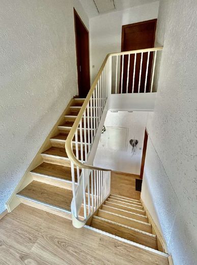 Renovierte Wohnung inkl. Küche – Treppenhaus
