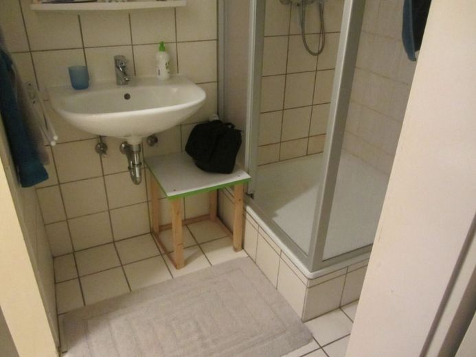 2-Zimmer in 3er WG, direkt neben der FH, Dachgeschoss, Zimmer Nr. 1 – Heise Immobilien - Vermietung WG-Zimmer - WG-Zimmer-Nr.1