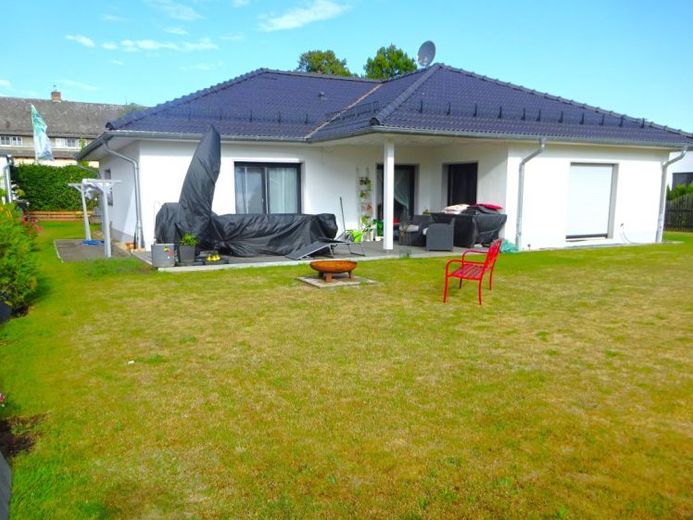 abitare individuale su un unico livello con un ampio terreno – Foto 1