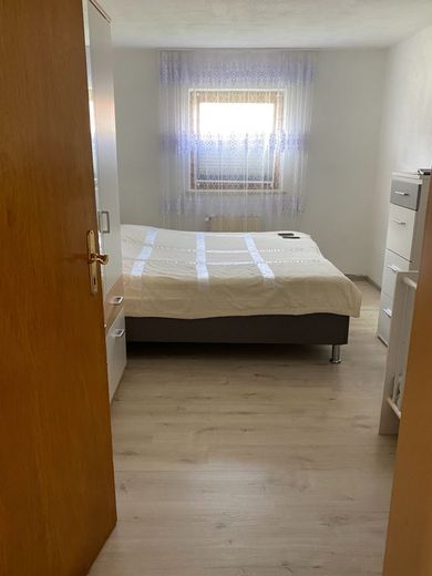 Viel Platz auch für 2 Familien in freistehenden Haus in guter Lage – Zimmer